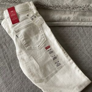 NEW with Tags Levi’s Shaping Straight Jeans (314)